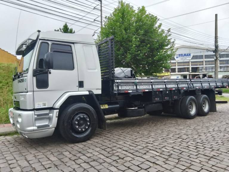 FORD - CARGO 2428 - 2010/2011 - Prata - R$ 299.000,00