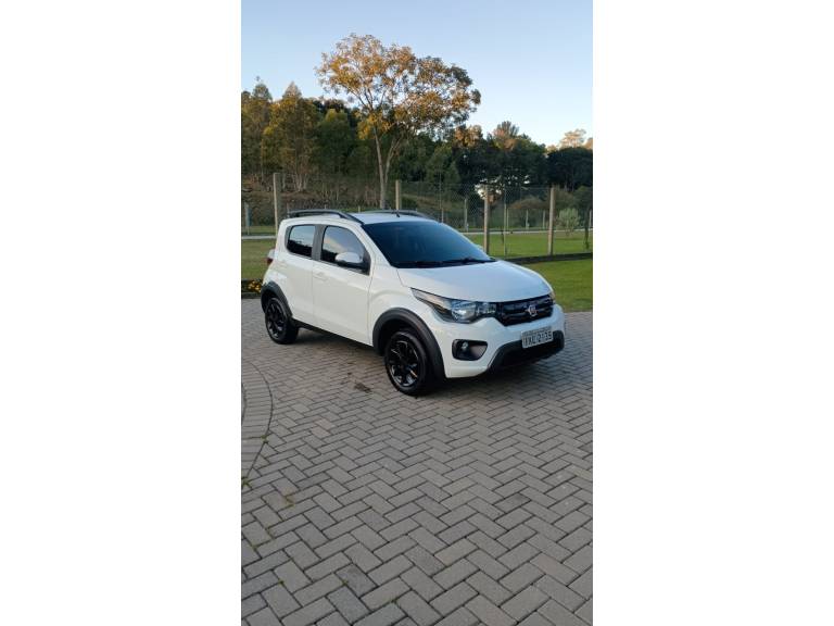 FIAT - MOBI - 2016/2017 - Branca - R$ 47.900,00