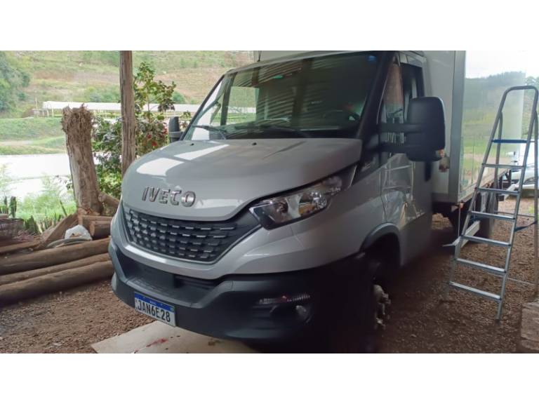 IVECO - DAILY - 2020/2021 - Prata - R$ 165.000,00