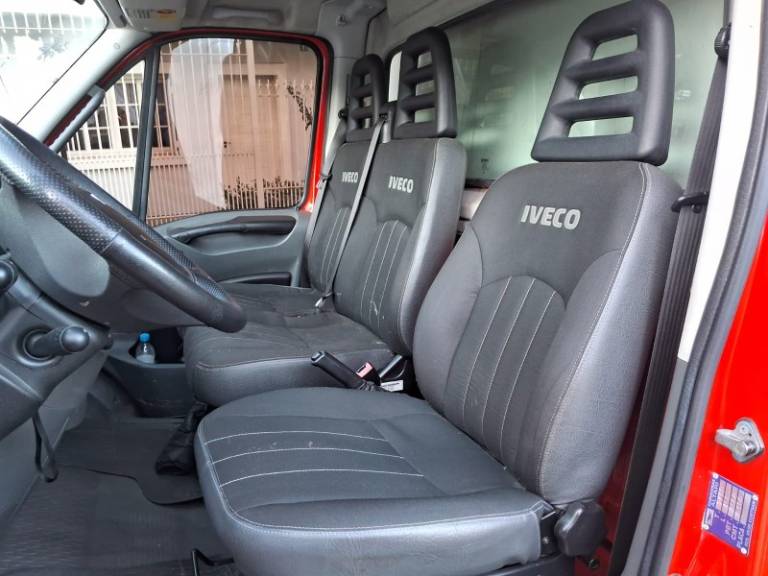 IVECO - DAILY - 2016/2017 - Vermelha - R$ 165.000,00