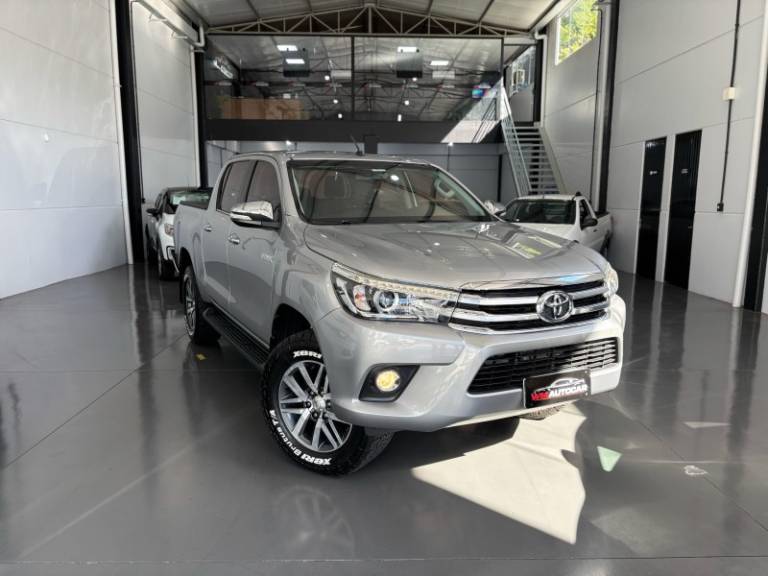 TOYOTA - HILUX - 2016/2017 - Prata - R$ 184.900,00