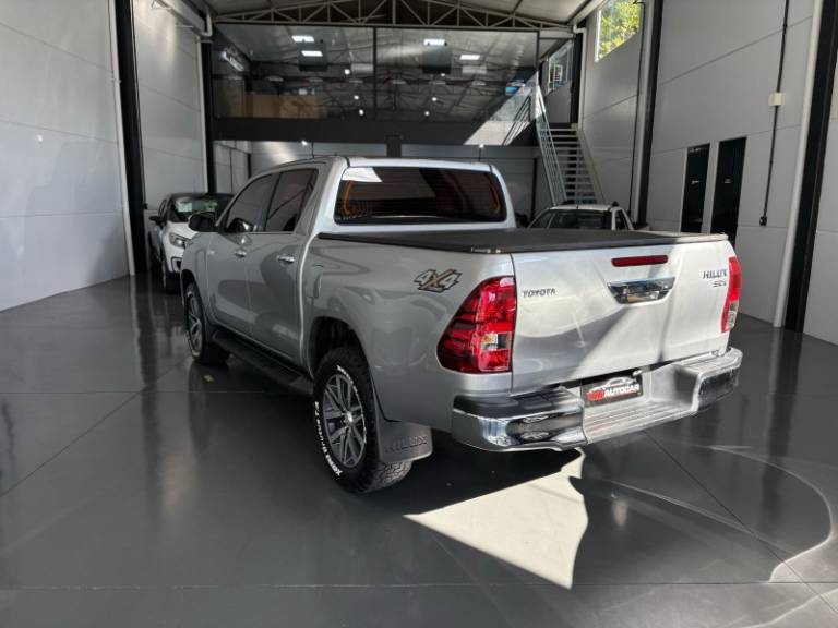TOYOTA - HILUX - 2016/2017 - Prata - R$ 184.900,00