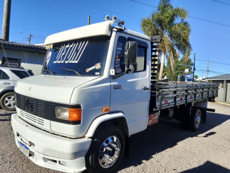 MERCEDES-BENZ - 709 - 1993/1994 - Branca - R$ 130.000,00
