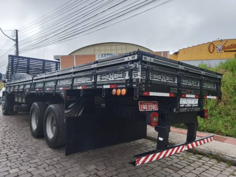 FORD - CARGO 2428 - 2010/2011 - Prata - R$ 299.000,00