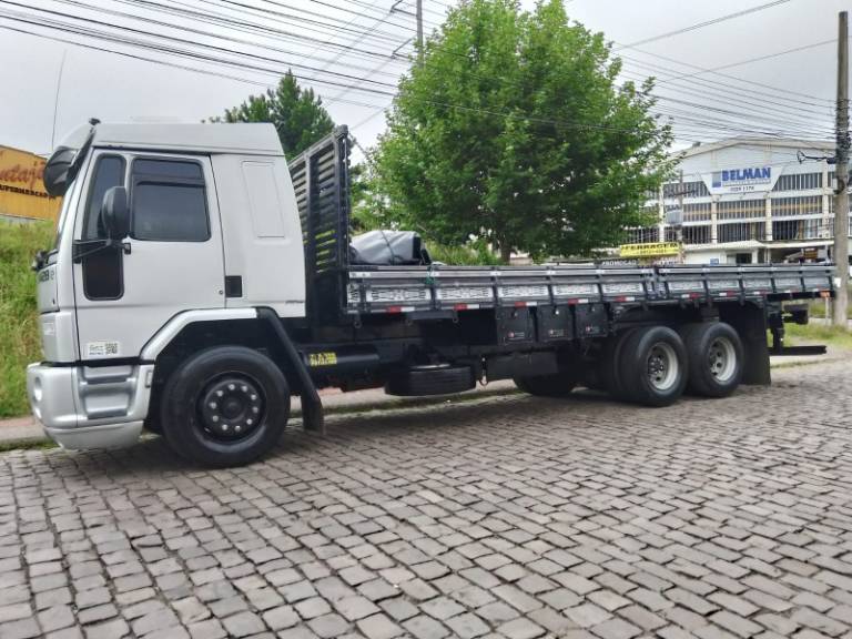 FORD - CARGO 2428 - 2010/2011 - Prata - R$ 299.000,00