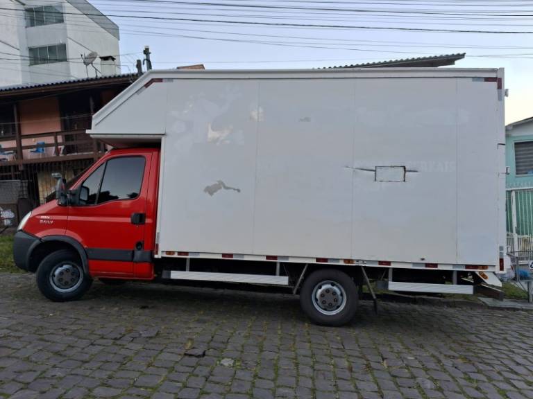 IVECO - DAILY - 2016/2017 - Vermelha - R$ 165.000,00
