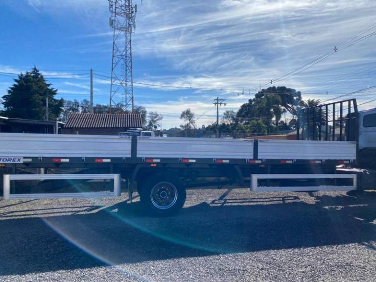 VOLKSWAGEN - 13-180 - 2010/2010 - Prata - R$ 188.000,00