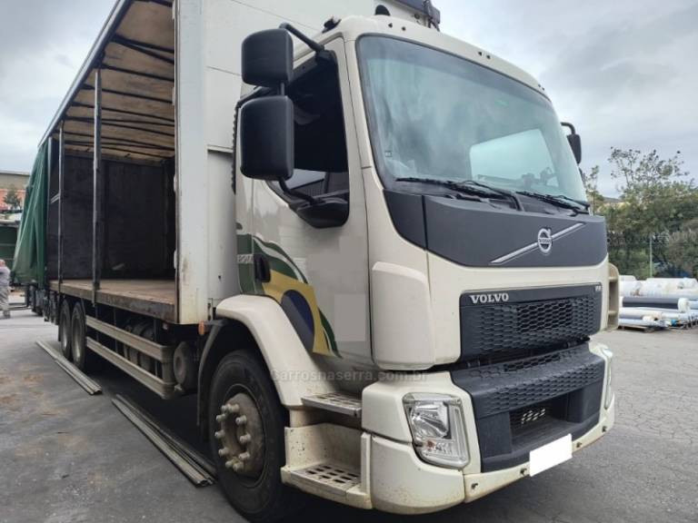 VOLVO - VM 270 - 2020/2021 - Branca - R$ 329.000,00