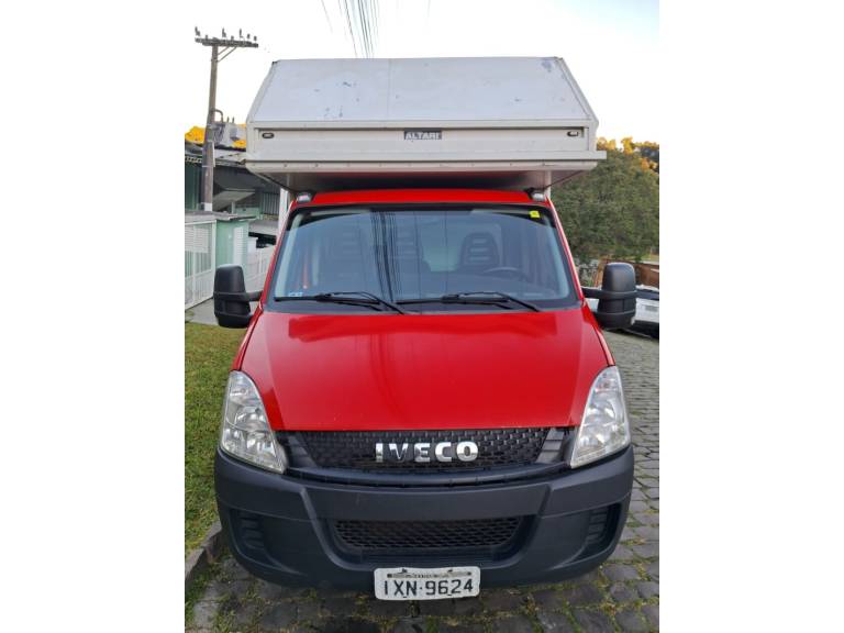 IVECO - DAILY - 2016/2017 - Vermelha - R$ 165.000,00