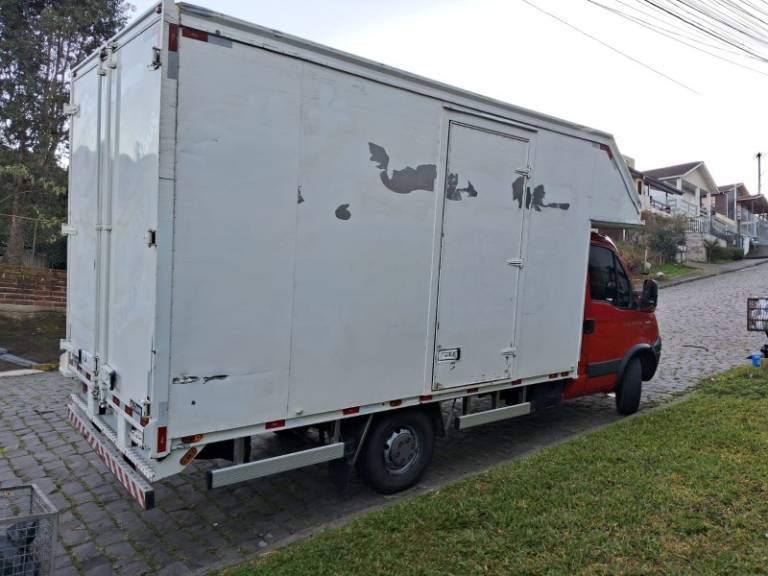 IVECO - DAILY - 2016/2017 - Vermelha - R$ 165.000,00