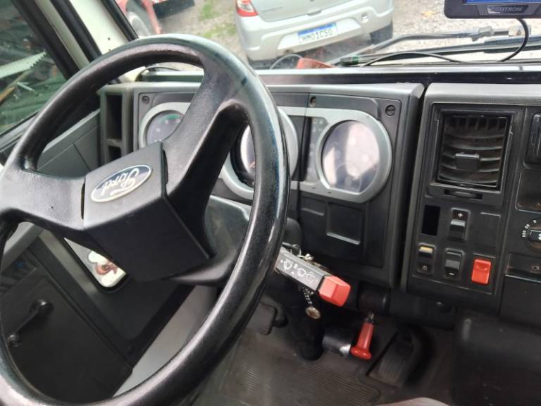 FORD - CARGO 815 - 2011/2012 - Branca - R$ 198.000,00