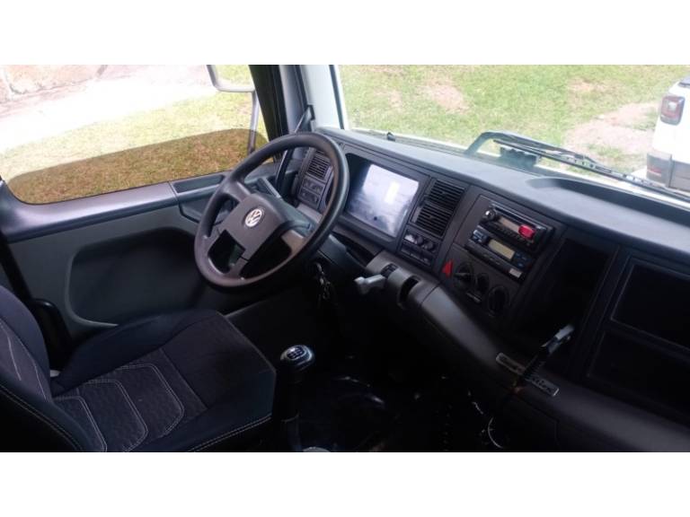 VOLKSWAGEN - 13-180 - 2010/2010 - Prata - R$ 178.000,00