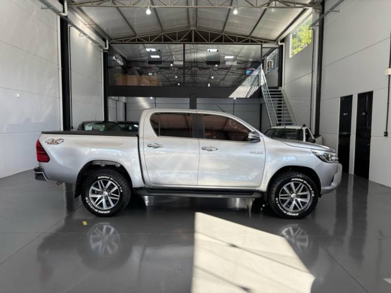 TOYOTA - HILUX - 2016/2017 - Prata - R$ 184.900,00