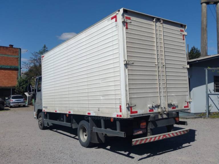 FORD - CARGO 815 - 2011/2012 - Prata - R$ 179.000,00