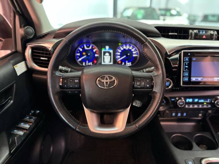 TOYOTA - HILUX - 2016/2017 - Prata - R$ 184.900,00