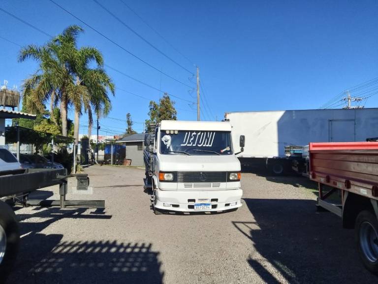 MERCEDES-BENZ - 709 - 1993/1994 - Branca - R$ 130.000,00
